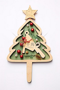 木框里的圣诞树坐在木勺上