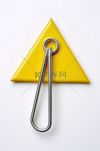 带金属钩和黄色手柄的三角形