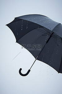 黑色的雨伞背景图片_灰色的黑色雨伞和雨中的云彩