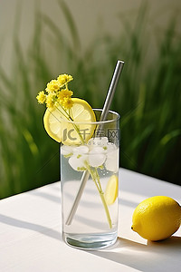 吸管保温杯背景图片_一杯柠檬和一根吸管，旁边是花和草
