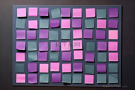 紫色柱子背景图片_一块黑板，上面有蓝色和紫色的柱子