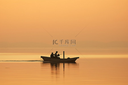 渔民号子背景图片_两名渔民在水域中的船上