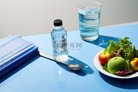 桌子有水背景图片_一张开放的桌子，里面有水瓶钳子沙拉和水