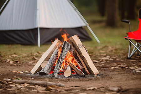 锅的汤在篝火旁背景图片_篝火旁有一个帐篷，背景是篝火