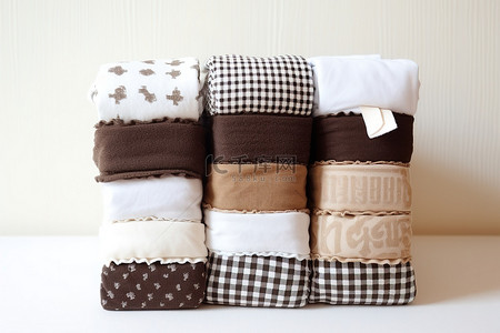 印花毛巾背景图片_洗布套装为白色黑色和棕色印花格子条纹