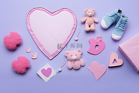 蓝色背景，带有粉色婴儿用品，包括一张纸和礼物