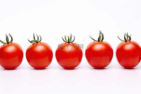 白色背景中的一组红番茄
