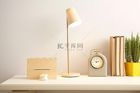 一盏金灯放在一张白色的桌子上，上面放着白书和一个时钟