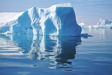 蓝色水中的一大块冰