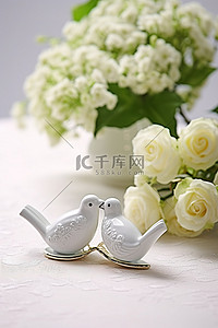 桌上的婚礼珠宝，上面有鸟和绿叶