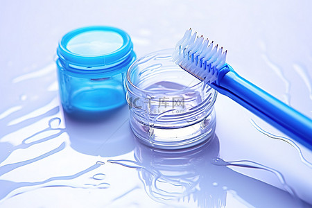 使用蓝色牙刷和一些备用牙膏的卫生清洁解决方案