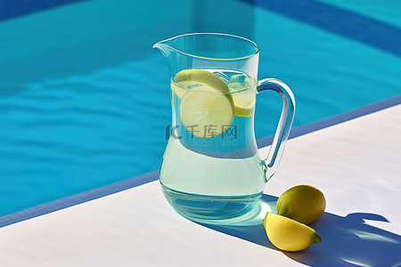 泳池背景图片_蓝色水面上的白色水罐坐在桌子上