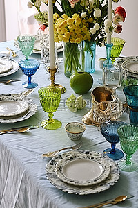 用蓝色玻璃器皿装饰您的餐桌