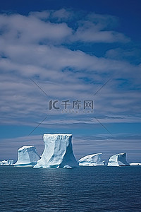 海洋冰山背景图片_明亮的蓝天附近有两座大冰山的海洋