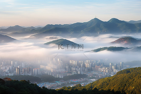 从上方看到的韩国城市一座山的宽屏图片