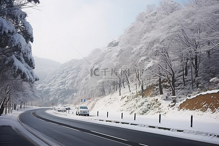 路上的时光背景图片_树木和雪山旁边的路上有雪