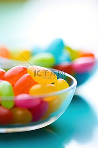 白色心背景图片_装满彩色糖果的玻璃碗