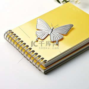 笔记本封面背景图片_封面顶部有一只蝴蝶的笔记本