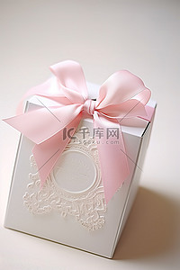 带有蝴蝶结和粉色丝带领带的白色礼品盒