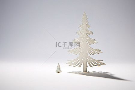 背景上摆着一棵白色的小圣诞树