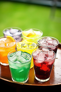 大米碗装背景图片_一个玻璃碗，里面装着各种颜色的苏打饮料