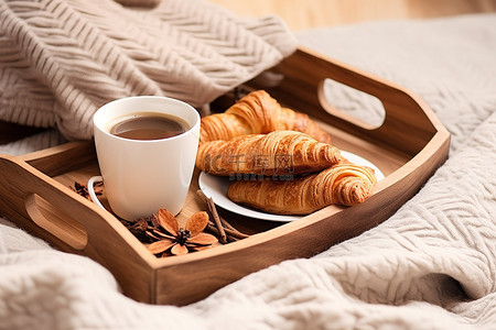 冬天美食背景图片_木托盘附近的咖啡和糕点