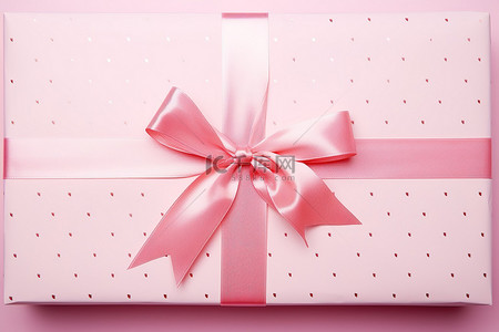 粉红色背景上的礼品包装，带有粉红色丝带