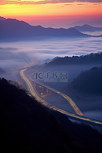 云雾缭绕的天空背景图片_云雾缭绕的高速公路上的日出场景
