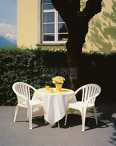 欧洲背景图片_白色的椅子上有白色的桌布