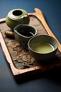 木板上的两碗碗和两个茶壶