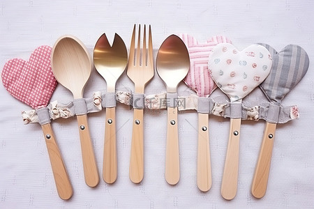 叉子和勺子背景图片_叉子和勺子套装饰有心形图案