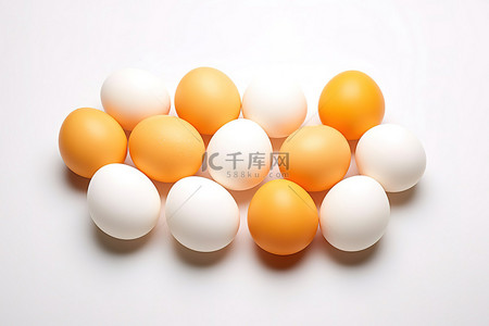 橙色和白色的鸡蛋排列成组，白色背景上的白色前景