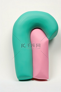 塑料字母 n 粉色和绿色涂漆