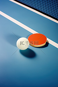 蓝色乒乓球桌上有两个白色乒乓球和一个橙色球拍