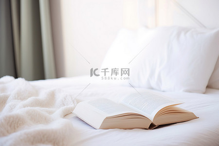 枕头上背景图片_打开床上枕头旁边的书