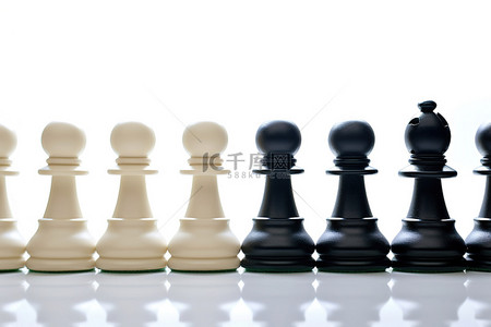 白色棋子，一个黑色棋子看着白色