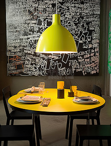 勺子黄色背景图片_厨房的桌子上有一盏黄色和黑色的台灯，上面有一个黄色的盘子