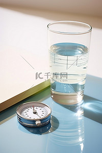 卷尺背景图片_一杯水和带体重秤和卷尺的卷尺