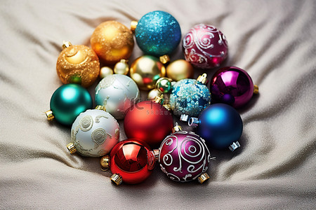 该图像显示了几个围成一圈的彩色圣诞球装饰品