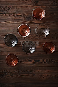 背景中红色和棕色木质表面上的玻璃碗