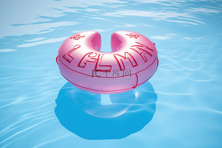 蓝色泳池中的夏季水气球，上面有文字漂浮