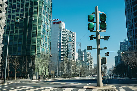 紅綠燈背景图片_悬挂在人行道上的交通信号
