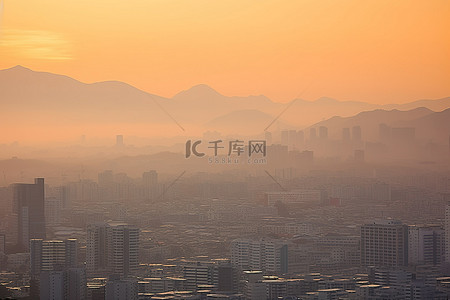 雾霾中展现出一座可以看到山景的城市