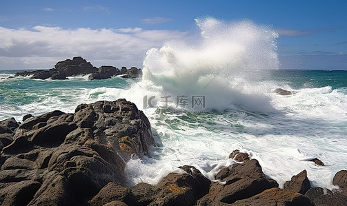 海浪在岛上岩石附近的岩石海岸上破碎