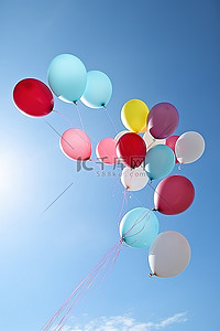 五颜六色的气球背景图片_许多五颜六色的气球在空中升起