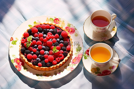麦多馅饼背景图片_烤馅饼，配浆果和白奶油，盘上有茶