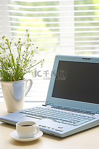 桌上办公用品背景图片_桌上有一台笔记本电脑，上面有小花和纸