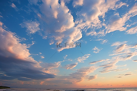 阿拉斯加犬背景图片_美国阿拉巴马州墨西哥湾沿岸海滩上空的落日云彩