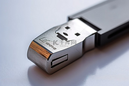 一个 USB 闪存驱动器，前面有一个小切口图像