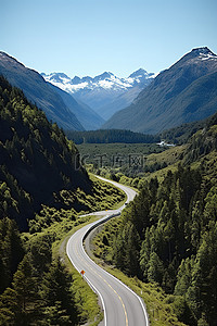 海外风景背景图片_风景优美的高速公路，周围群山环绕，树木茂盛